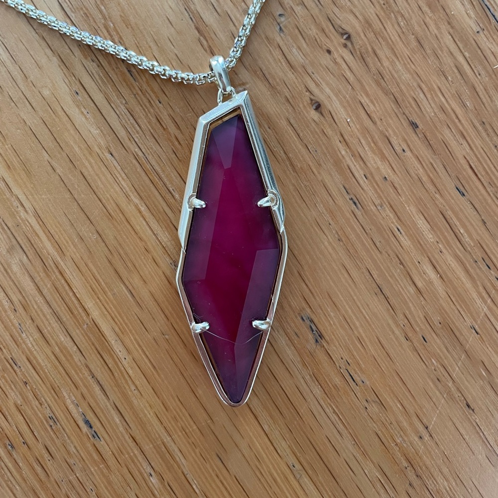Kendra Scott maroon jade pendant necklace. Adjustable length chain.
